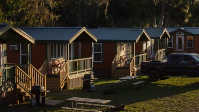 cabins-1000×1000-1
